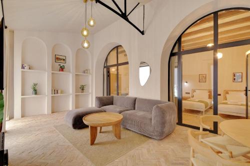 パリにあるPick A Flat's Apartment in Grands boulevards- Rue Cadetのソファとテーブルのあるリビングルーム