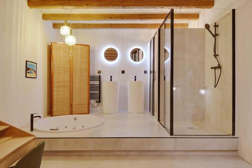 パリにあるPick A Flat's Apartment in Grands boulevards- Rue Cadetのバスルーム(バスタブ、シャワー、バスタブ付)が備わります。