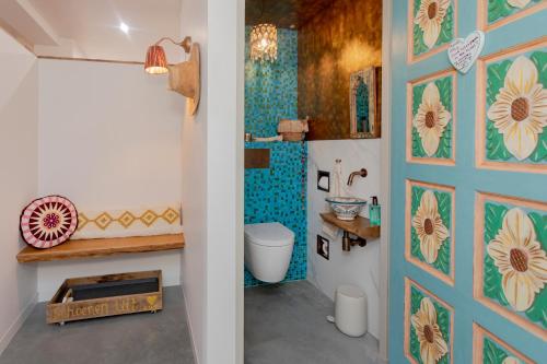 a bathroom with a toilet and a blue wall at Mijn-Habitat in Valkenburg