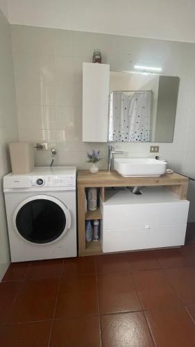 a kitchen with a washing machine and a sink at Ampio appartamento centro storico - Famiglie in Montalto Pavese