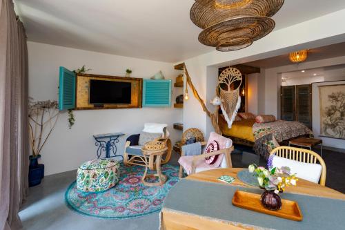a living room with a bed and a room with a table at Mijn-Habitat in Valkenburg