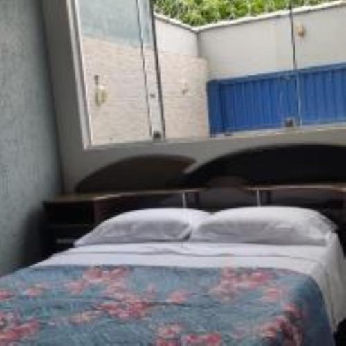 Ένα ή περισσότερα κρεβάτια σε δωμάτιο στο Apartamento inteiro com área e garagem privativa