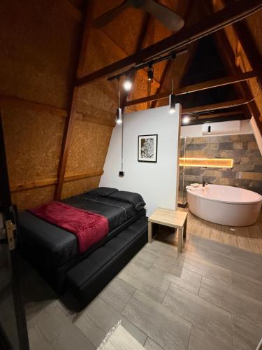 a room with a bed and a bath tub at Chalet casa colibrí in Melgar