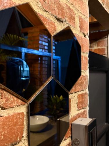 a mirror on the side of a brick wall at Chalet casa colibrí in Melgar