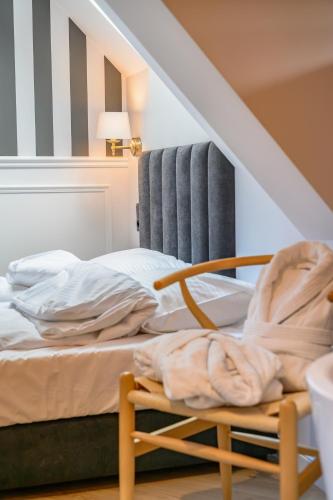 Ένα ή περισσότερα κρεβάτια σε δωμάτιο στο Orient Express Apartamenty
