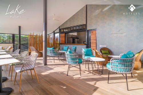 a restaurant with tables and chairs in a room at Natura Reservado - Hoteles Natura in Anapoima