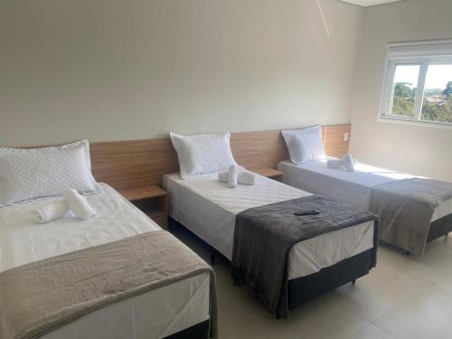 Katil atau katil-katil dalam bilik di Joris Hotel