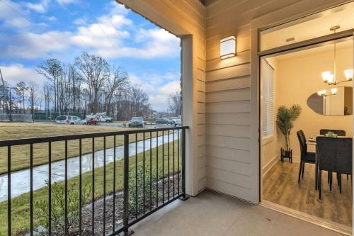 ダーラムにあるLuxe King 3BR Suite Mins to Downtown Durhamの田園の景色を望むバルコニー(テーブル付)