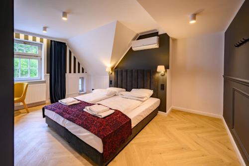 Ένα ή περισσότερα κρεβάτια σε δωμάτιο στο Orient Express Apartamenty