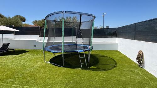 a trampoline in a cage on top of a roof at Tu Paraíso Privado Con Piscina in Albolote