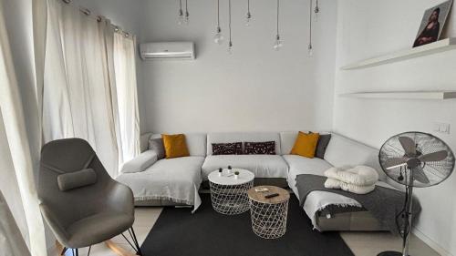 a living room with a couch and a chair at Tu Paraíso Privado Con Piscina in Albolote