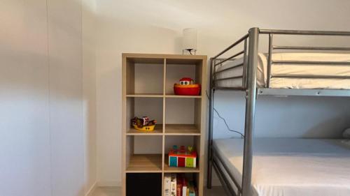 a book shelf next to a bunk bed at Tu Paraíso Privado Con Piscina in Albolote