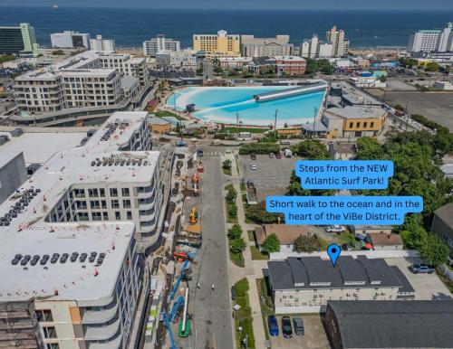 Una vista aérea de una ciudad con piscina. en Ocean Lofts in the Vibe #5 - 5 min walk to beach, en Virginia Beach