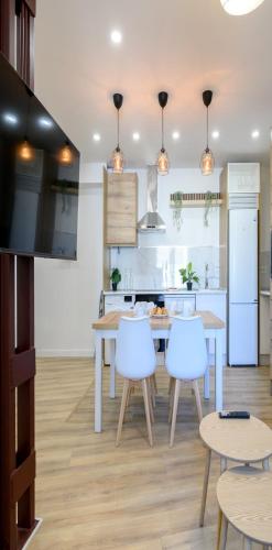 APT-Inside the Wall-Family,Games,Relax,History