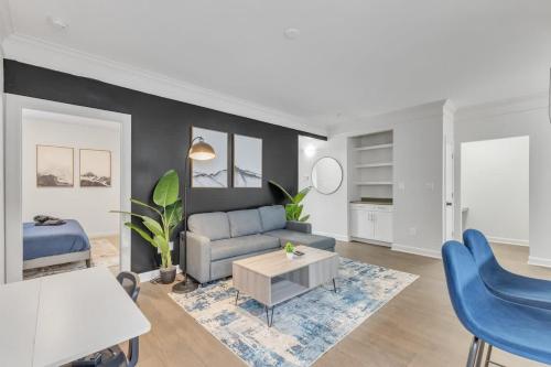 Zona de estar de Upscale King 2BR Suite Mins to Downtown Raleigh