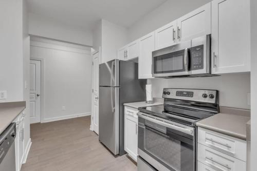 Una cocina o zona de cocina en Upscale King 2BR Suite Mins to Downtown Raleigh
