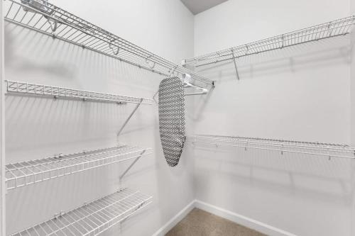 Imagen de la galería de Upscale King 2BR Suite Mins to Downtown Raleigh, en Cary