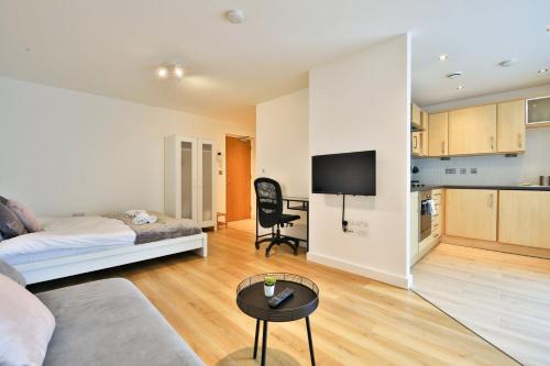 Televisyen dan/atau pusat hiburan di Modern & Bright Central Swansea Studio