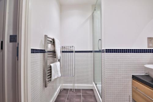 Bilik mandi di Modern & Bright Central Swansea Studio