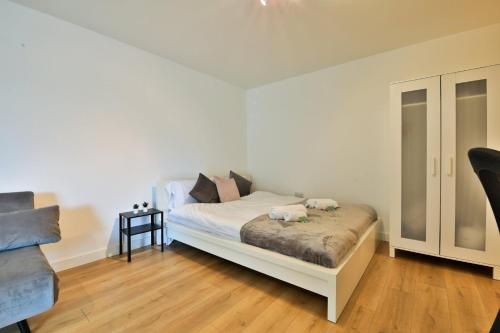 Katil atau katil-katil dalam bilik di Modern & Bright Central Swansea Studio