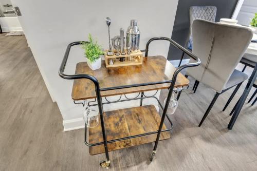 Fotografie z fotogalerie ubytování Upscale King 1BR Suite to Downtown Raleigh v destinaci Cary