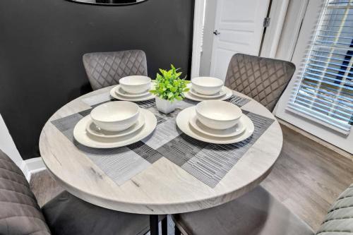 Posezení v ubytování Upscale King 1BR Suite to Downtown Raleigh