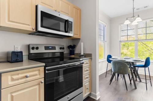 Η κουζίνα ή μικρή κουζίνα στο Upscale King 2BR Suite Mins Downtown Raleigh