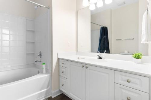 Ένα μπάνιο στο Upscale King 2BR Suite Mins Downtown Raleigh