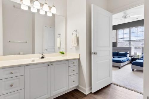 Χώρος καθιστικού στο Upscale King 2BR Suite Mins Downtown Raleigh