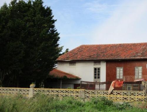 una casa con una valla delante en Geis House, en Santa Cruz de Bezana