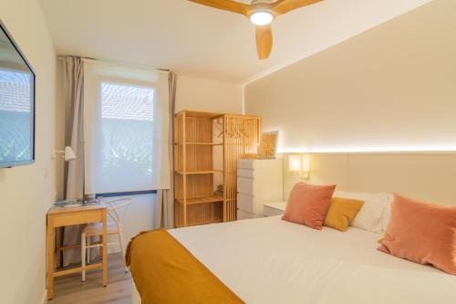 une chambre avec un lit, un bureau et une fenêtre dans l'établissement OCEANSUITESLANGRE, à Galizano