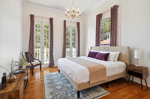 Ένα ή περισσότερα κρεβάτια σε δωμάτιο στο Elegant Garden District 4BR Home
