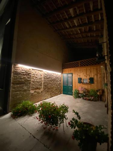 a building with a green door and some plants at Magnolia 41 in Possagno