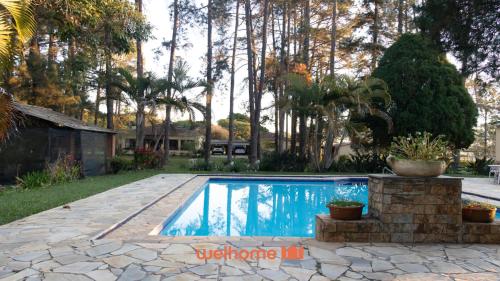 a swimming pool in the backyard of a house at Sitio em Sarapui com piscina e lareira in Sarapuí