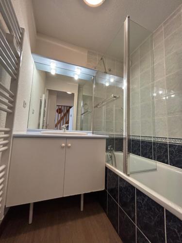 a bathroom with a tub and a sink and a shower at Appartement en duplex 5-8 personnes - Les Hauts de Valmeinier A 502 in Valmeinier