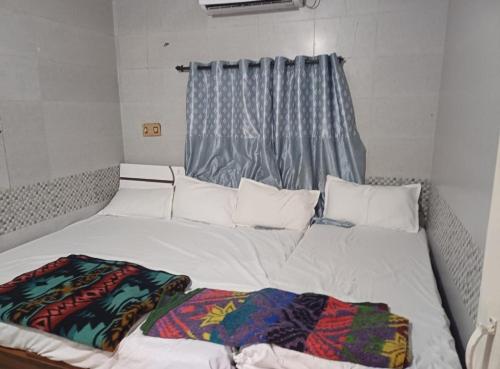 Katil atau katil-katil dalam bilik di MISHRI HOMESTAY DWARKa