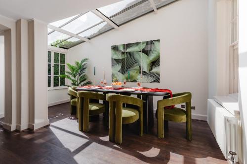 Foto Design Haven! Big Group-Friendly 4BR City Escape in Waterloo's Coolest Corner
