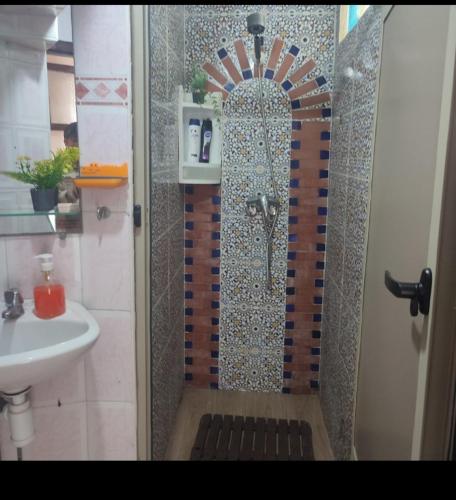 a bathroom with a shower and a sink at étage 2 avec terrasse vue sur mer in El Jadida