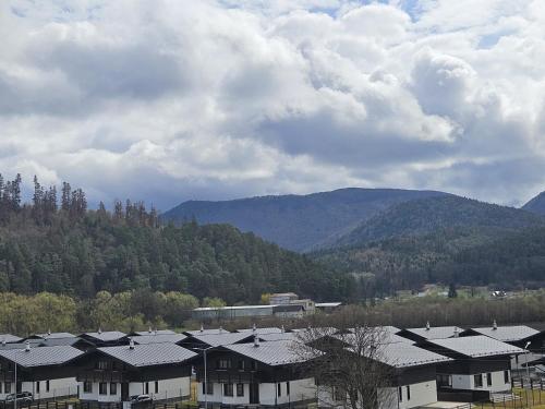 a group of houses with mountains in the background at Apartament Rosenau in Râşnov