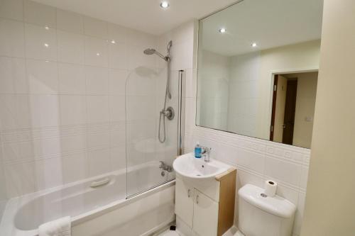 Koupelna v ubytování 2-Bedroom Apartment with Balcony & Parking in Central Woking