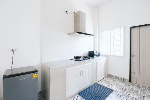 Η κουζίνα ή μικρή κουζίνα στο AABAN House 04