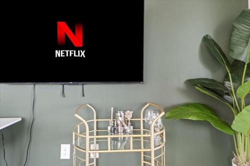 Televisyen dan/atau pusat hiburan di Luxe King 3BR Suite Waverly Charlotte