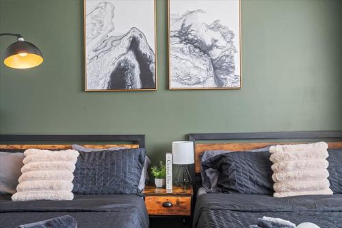 Ruang duduk di Luxe King 3BR Suite Waverly Charlotte