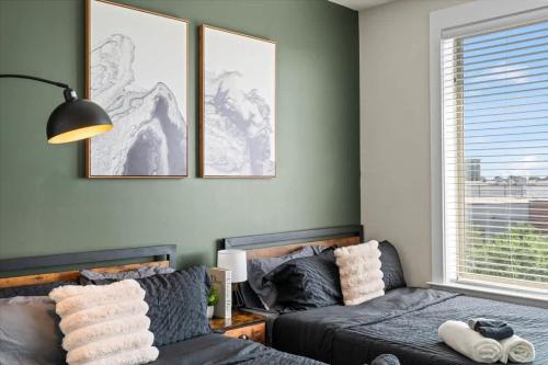 Ruang duduk di Luxe King 3BR Suite Waverly Charlotte