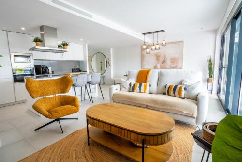 Kuchyň nebo kuchyňský kout v ubytování NEUE Ferienwohnung in Andalusien an der Costa del Sol - Boho Style - 40 qm Terrasse, 3-Bedroom, Pool, Gym, Work Lounge