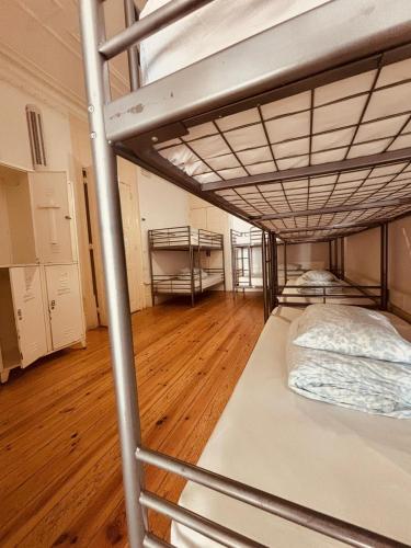 Ένα ή περισσότερα κρεβάτια σε δωμάτιο στο O2 Hostel