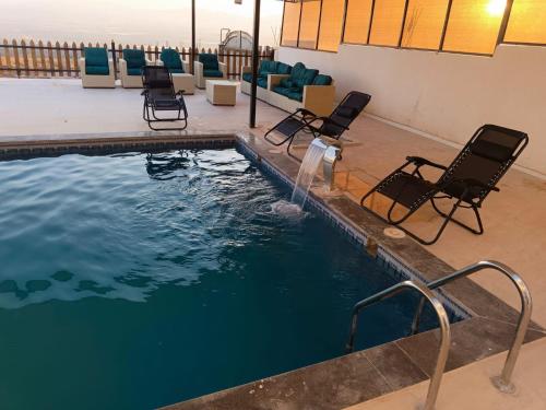 Πισίνα στο ή κοντά στο شاليه ومزرعة طبقة فحل Chalet Pella