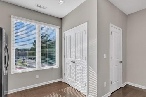 Fotografie z fotogalerie ubytování Luxe King 3BR Townhouse Mins to Downtown v destinaci Raleigh
