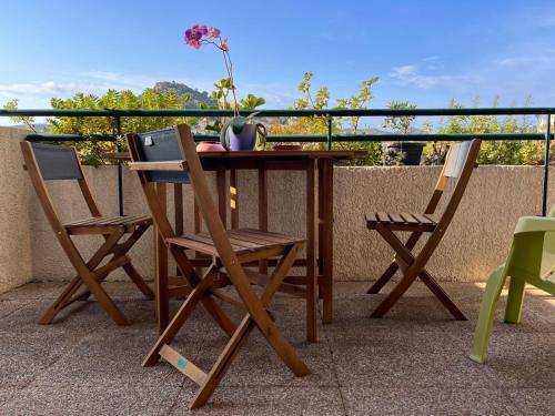 T2, 4 pers max, terrasse avec vue et parking privé, proche centre et mer
