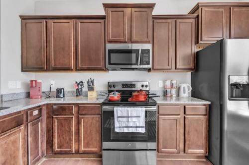 Kuchyň nebo kuchyňský kout v ubytování Luxe King 3BR Townhouse Mins to Downtown